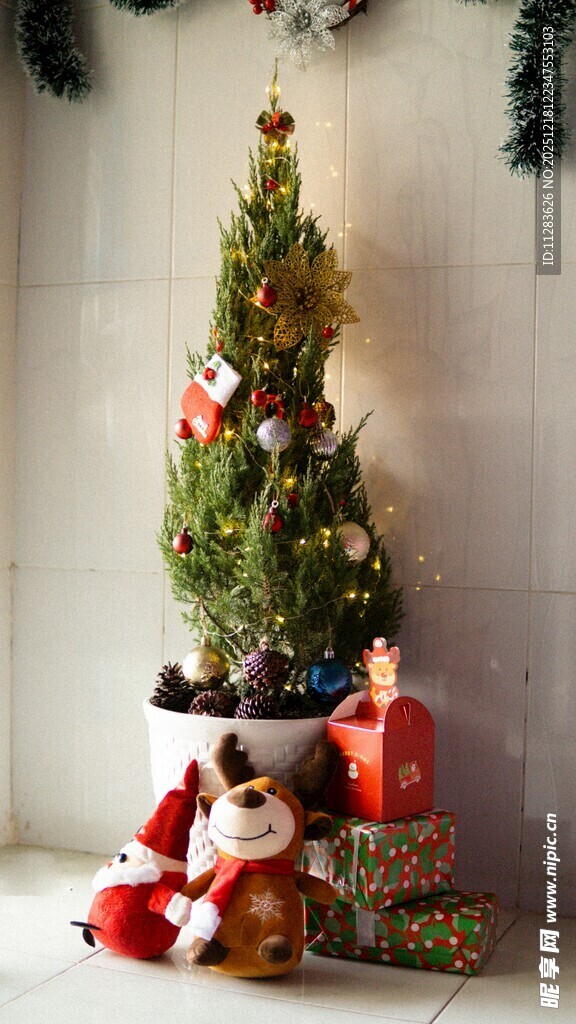 圣诞树下的可爱玩偶摆件