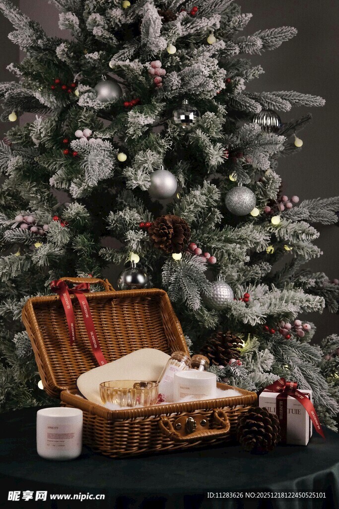 圣诞树下的野餐篮与礼物
