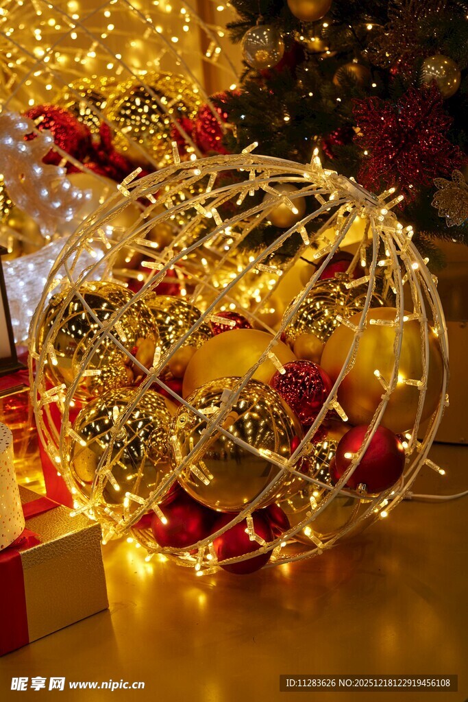 圣诞装饰球点亮节日氛围