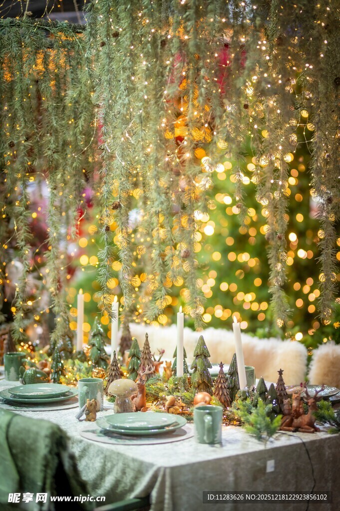 梦幻绿植装饰的浪漫餐桌