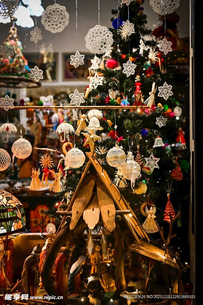 圣诞场景中的精美装饰摆件