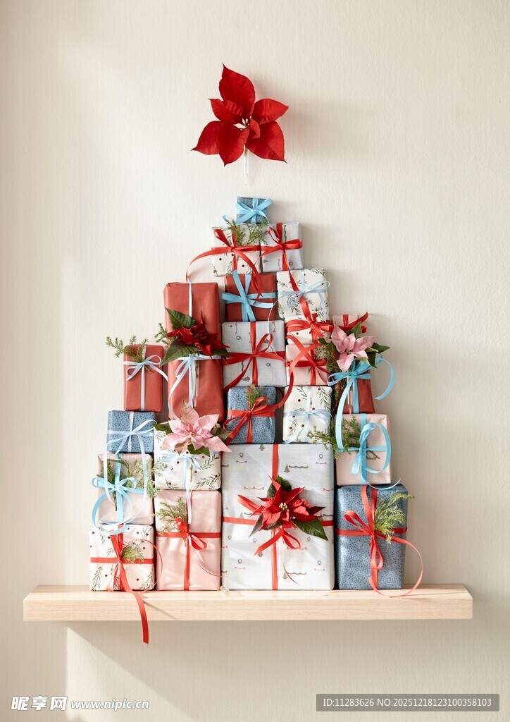 礼物堆叠成的创意圣诞树