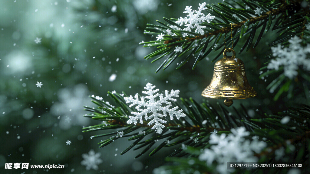 圣诞铃铛挂于松枝间