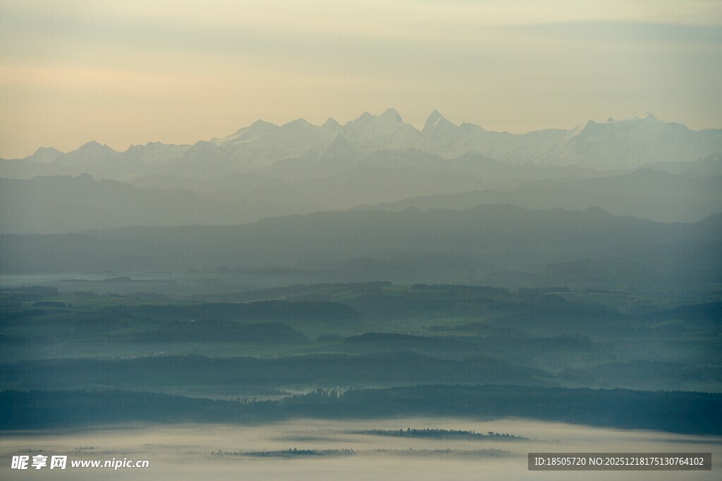 雾霭中的山峦与水域