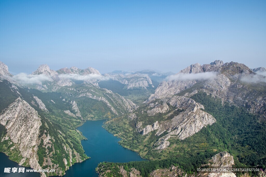 高山湖泊壮丽风光