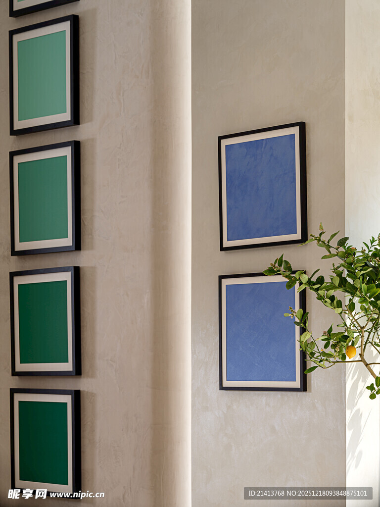简约墙面装饰画与绿植