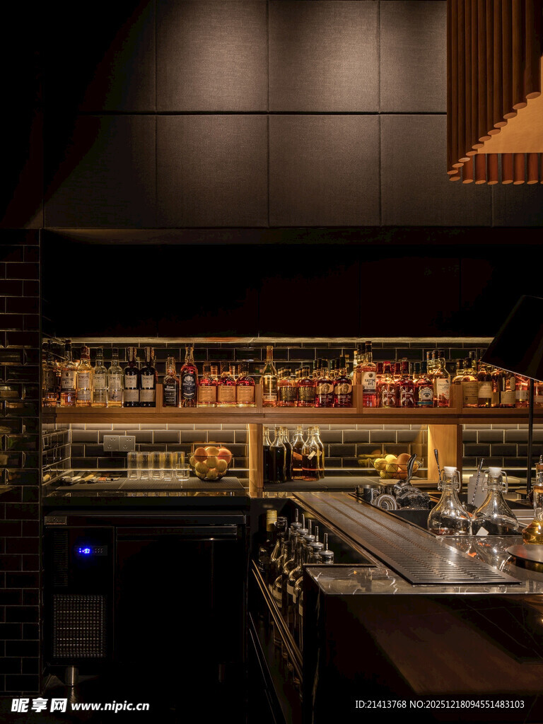 时尚酒吧内部精致吧台场景