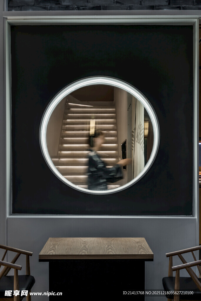 中式圆窗景中的静谧空间