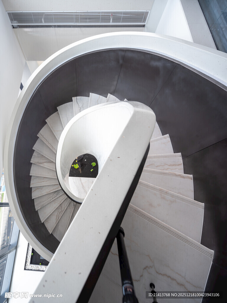 现代简约风格旋转楼梯