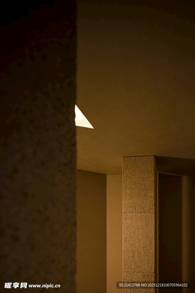 昏暗室内的光影角落