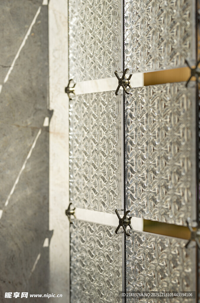 墙面金属连接件安装场景