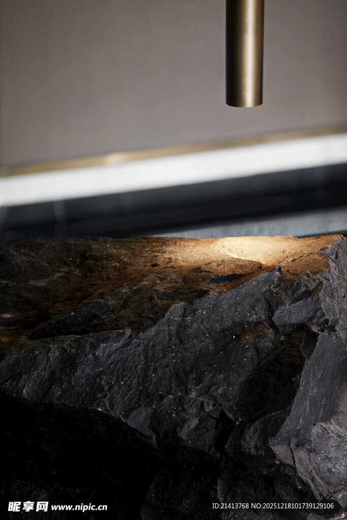 金属杆下的独特岩石景观