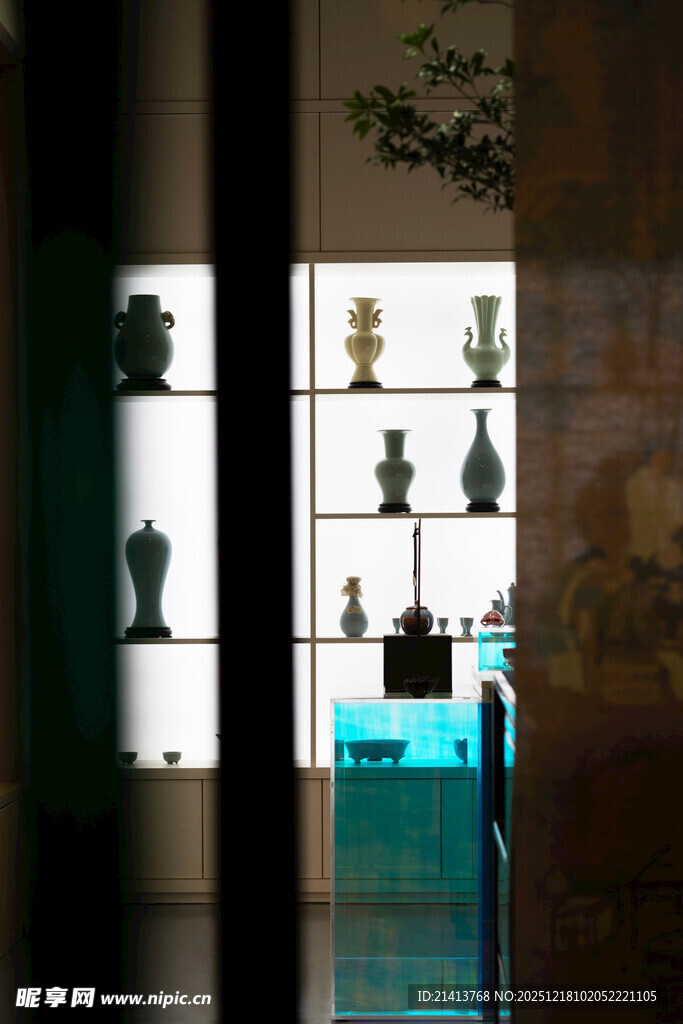 展示架上的精美摆件