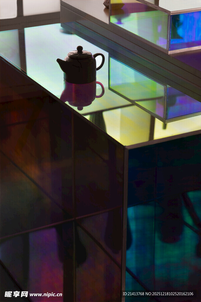 彩色空间中的独特茶壶