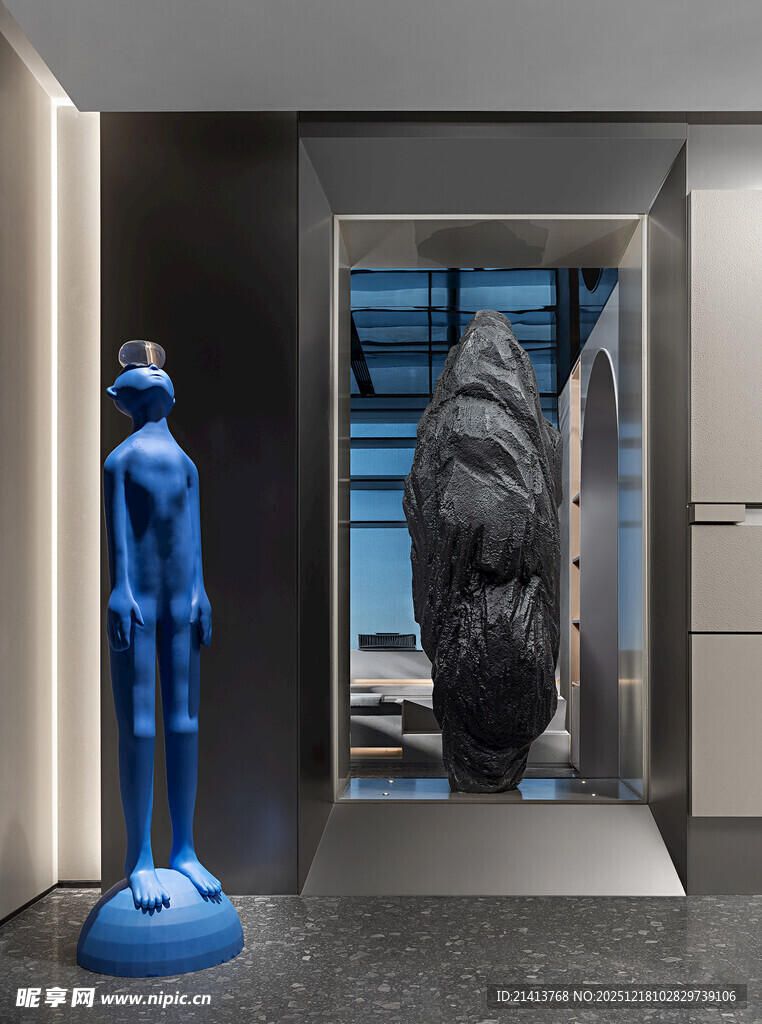现代艺术展厅中的雕塑展品