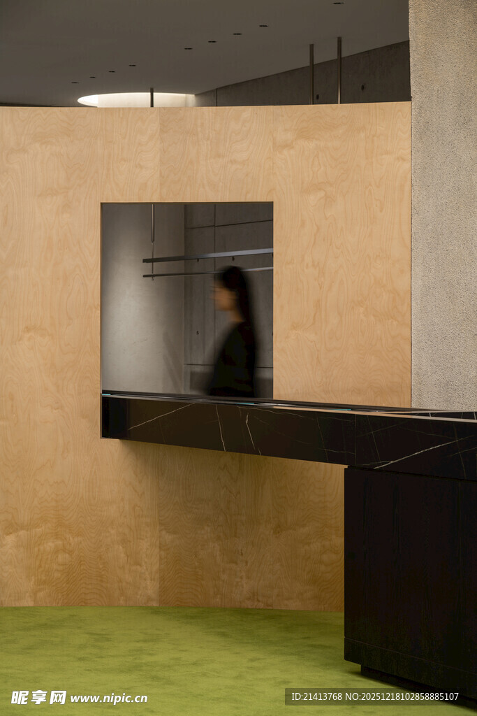 现代室内空间中的人影