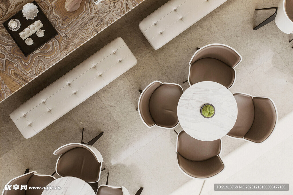 现代简约风室内桌椅布置