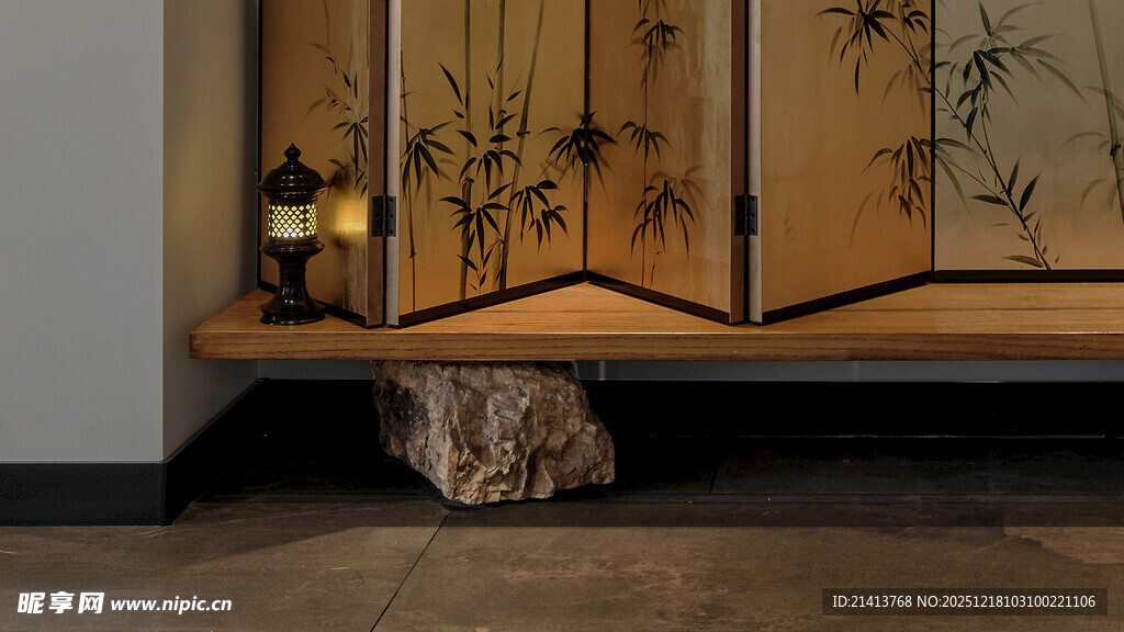 中式屏风旁的静谧角落