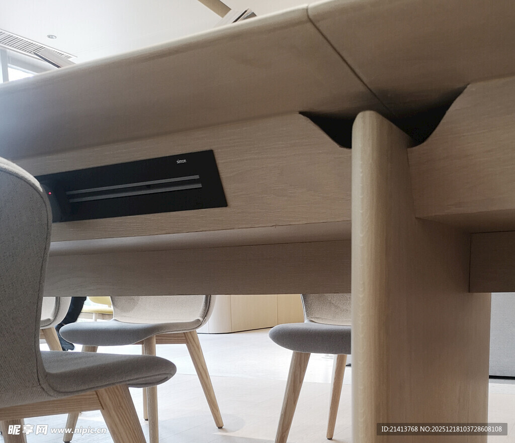 简约现代风格的桌椅组合