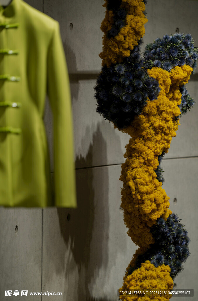 中式绿衣搭配艺术花饰