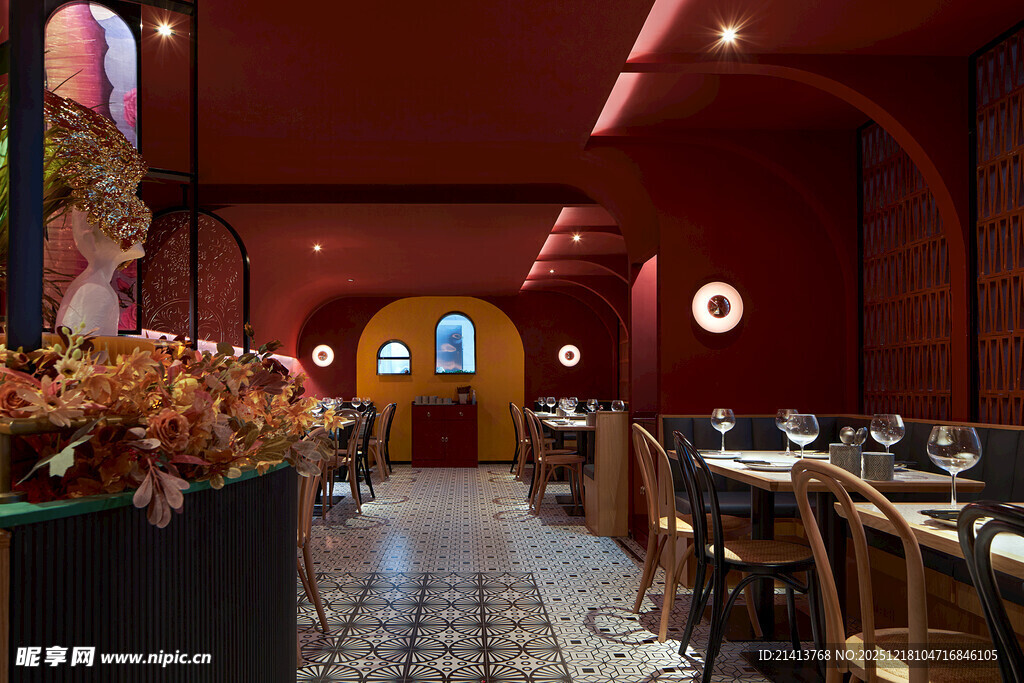 复古红调餐厅室内优雅景致