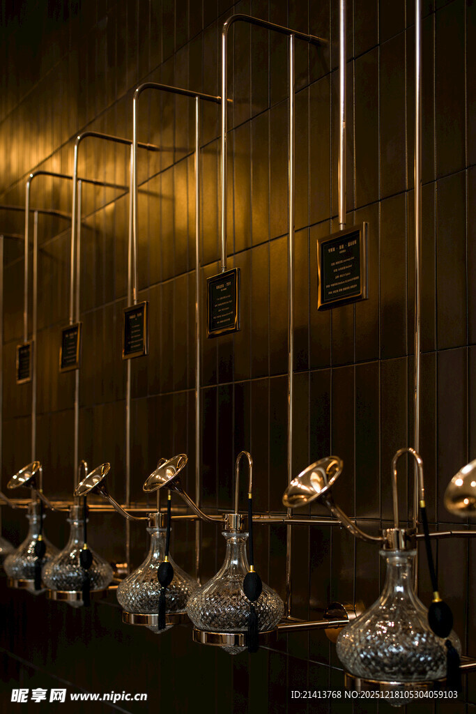 实验室中的玻璃仪器陈列