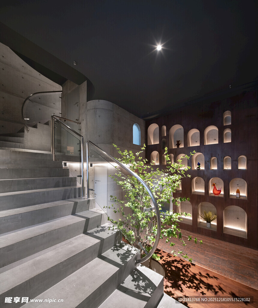 夜晚室内楼梯旁绿植景观