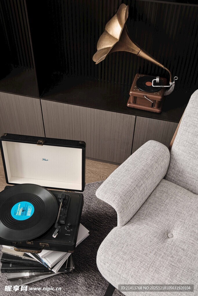 复古黑胶唱片机与舒适沙发