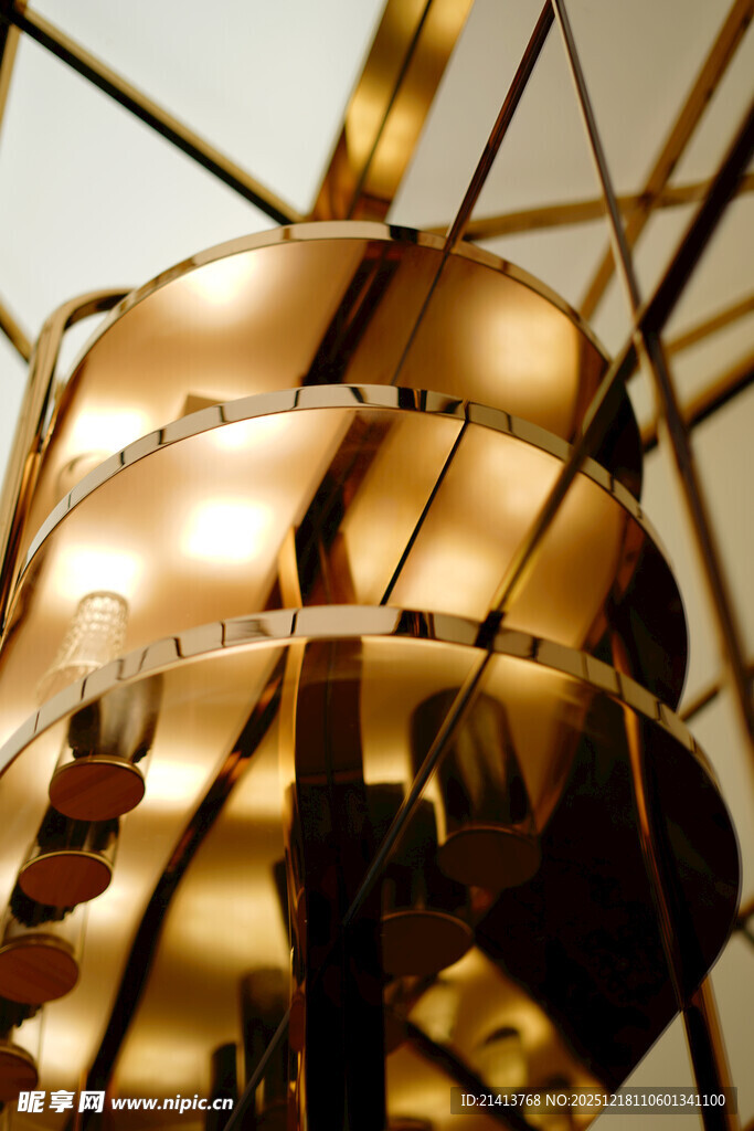 精致金属螺旋灯具特写