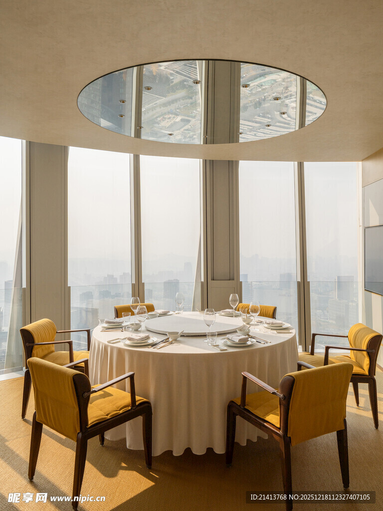 高端圆形餐厅优雅用餐环境