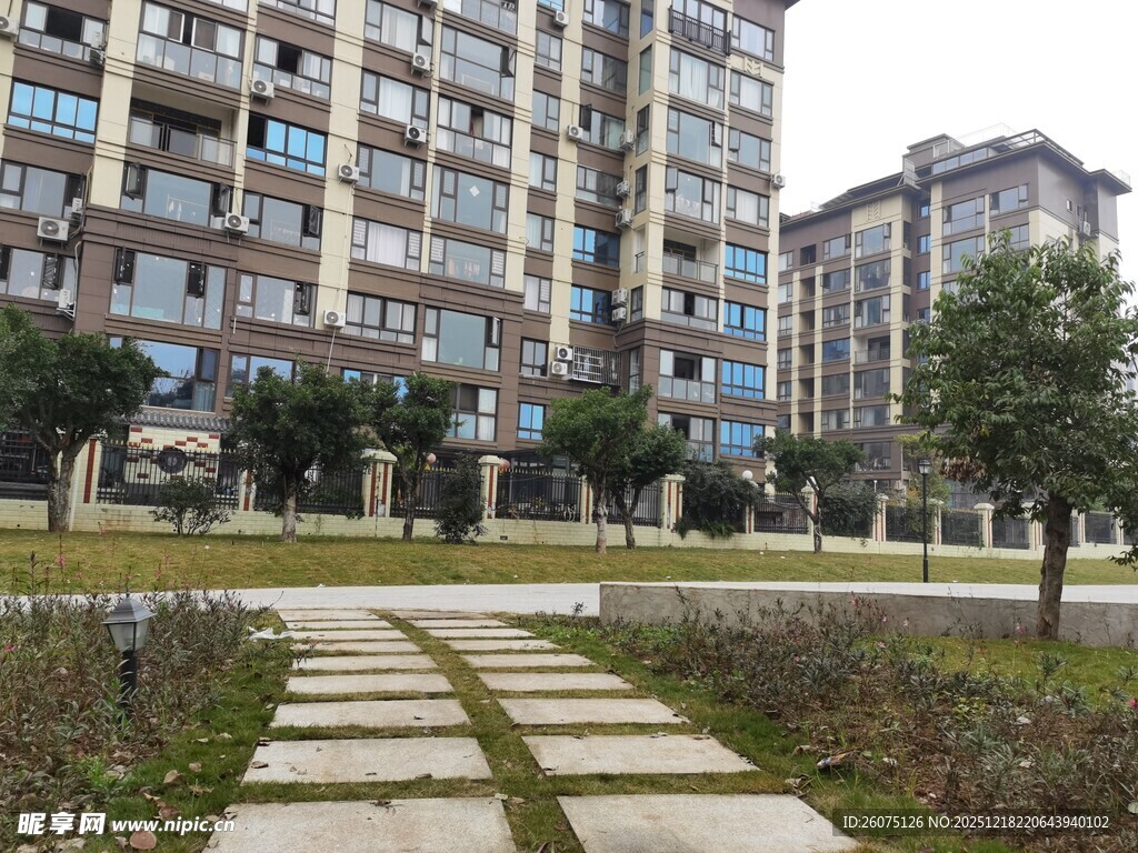 小区内的步道与居民楼景观