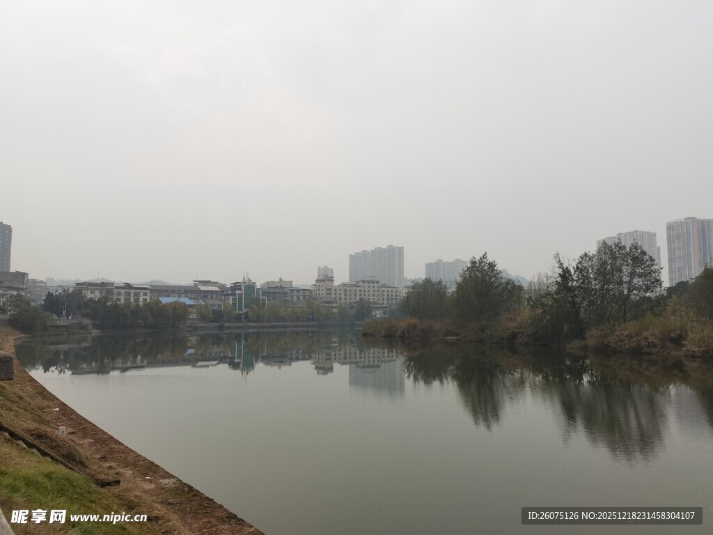 湖畔城市景观宁静水域