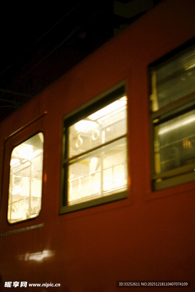夜间行驶的红色列车车窗