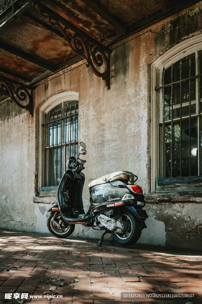 复古建筑旁的酷炫摩托车