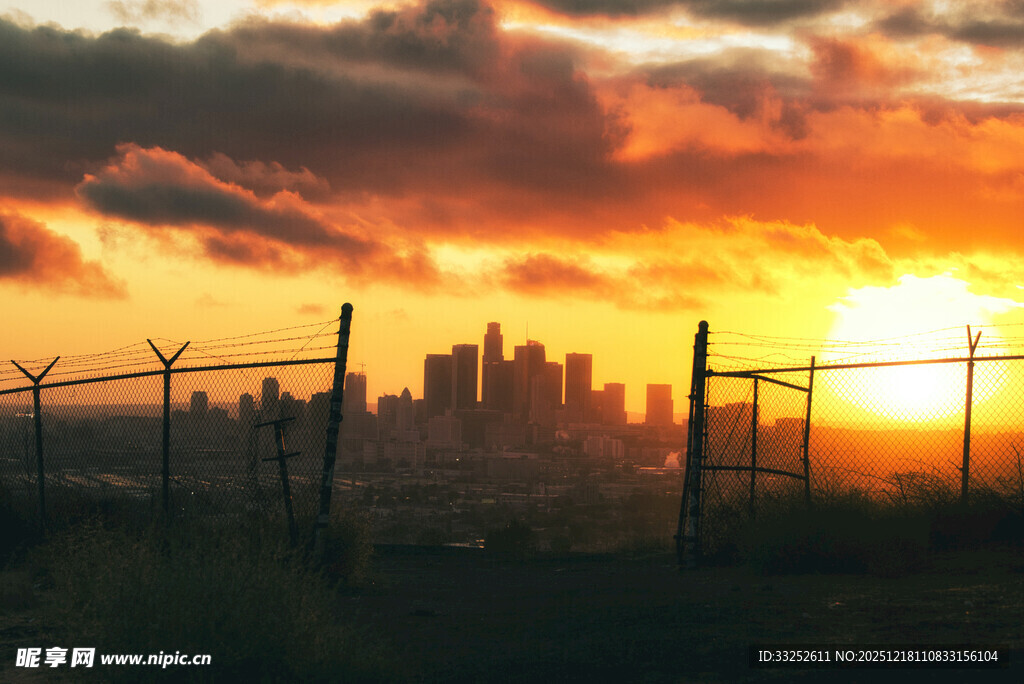 夕阳下带围栏的城市天际线