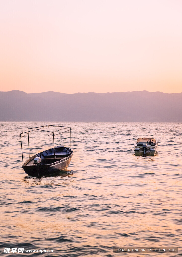 夕阳下的静谧湖面双舟
