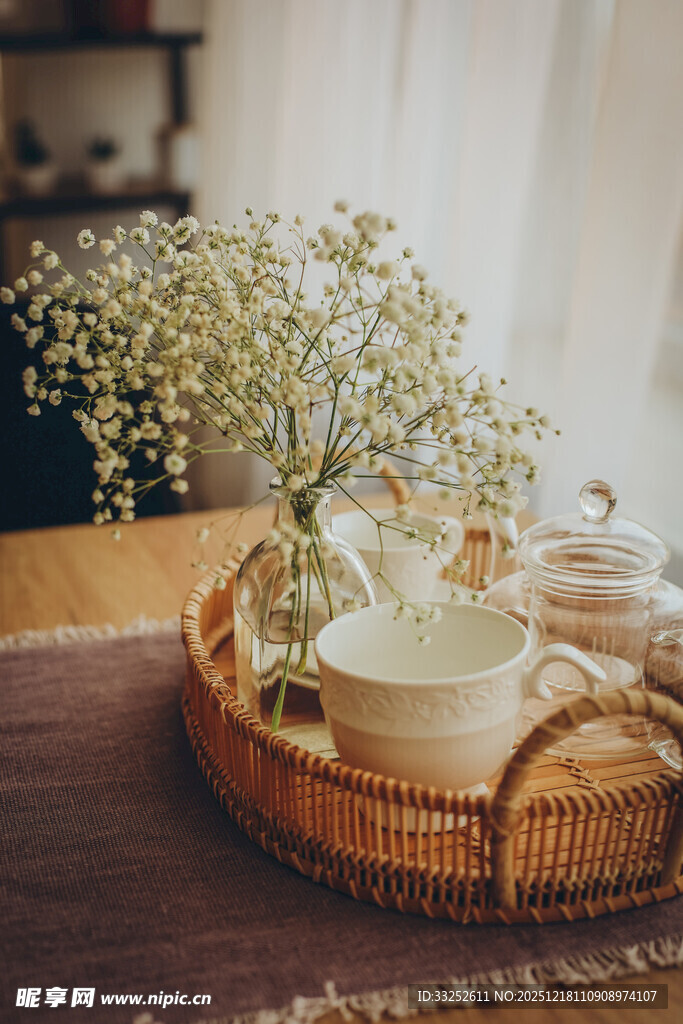 藤编托盘上的雅致茶具摆件