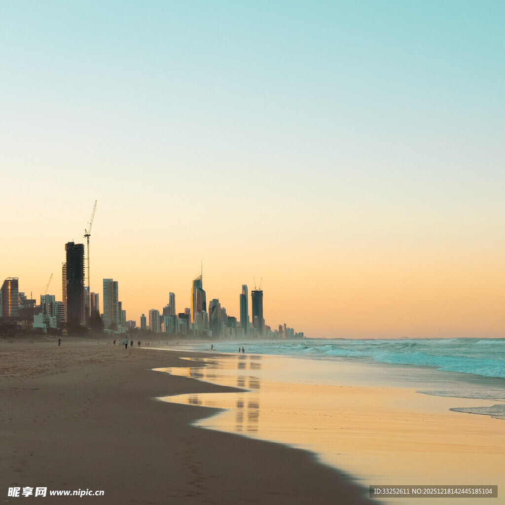 黄昏下的城市海滨美景