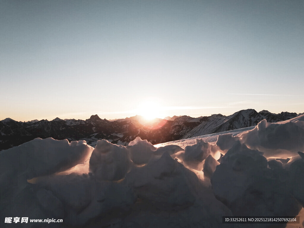 雪山日出壮丽美景