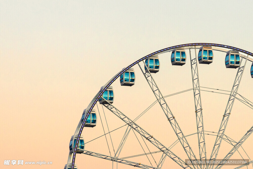 夕阳下的摩天轮