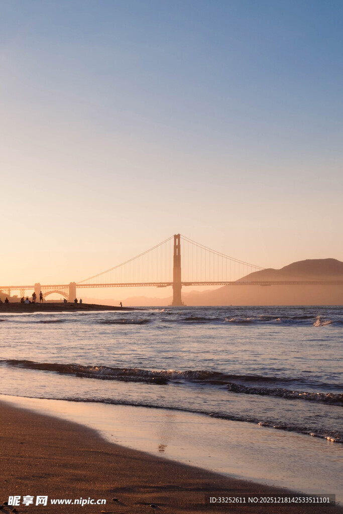 日落时分的海滩与跨海大桥