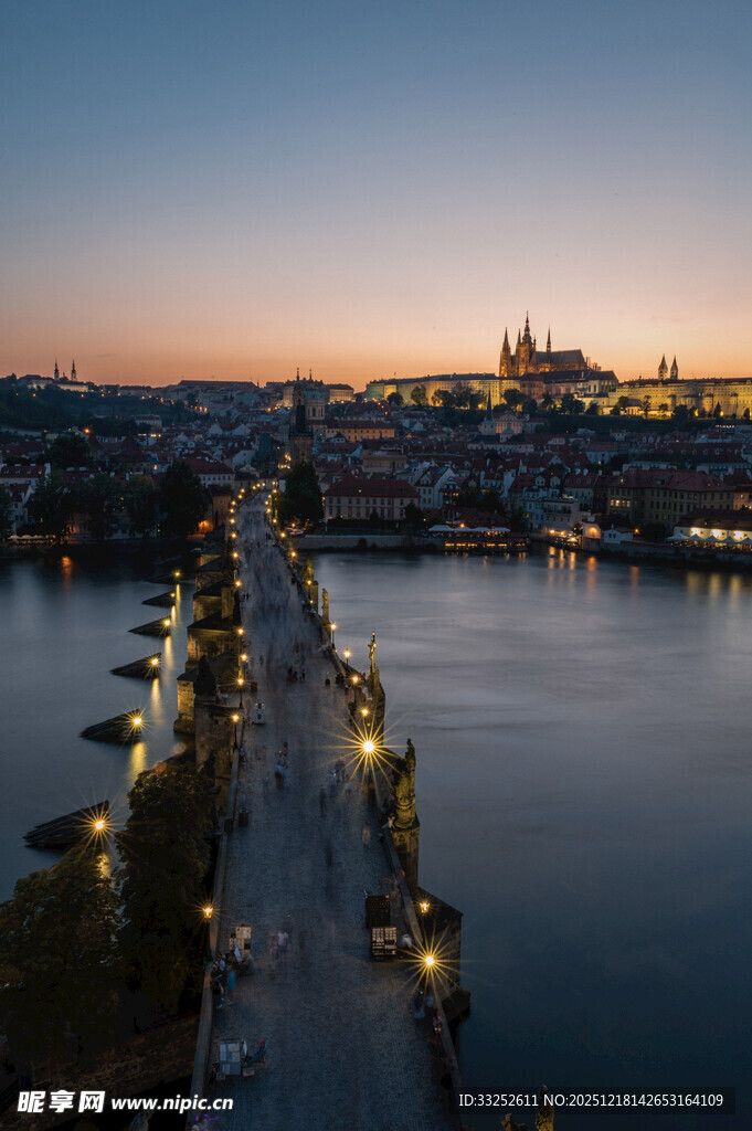 河畔城市黄昏美景
