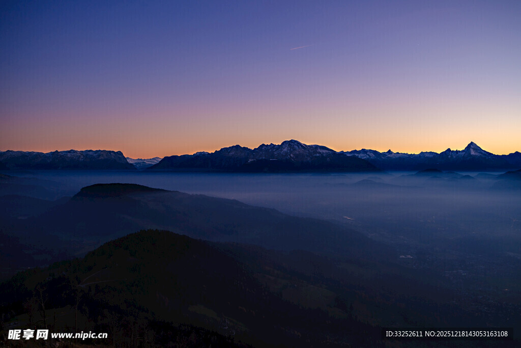 山间晨雾中的壮丽日出