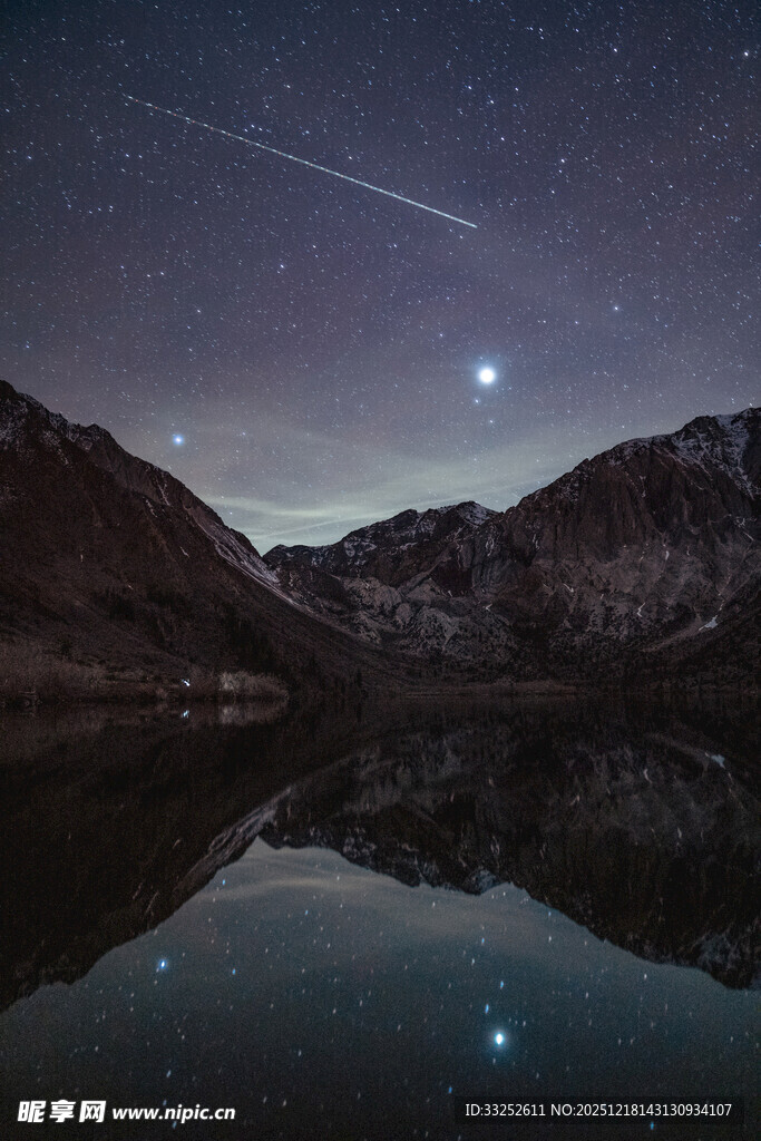 静谧湖畔星空夜景