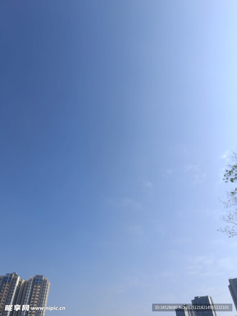 城市上空的晴朗蓝天