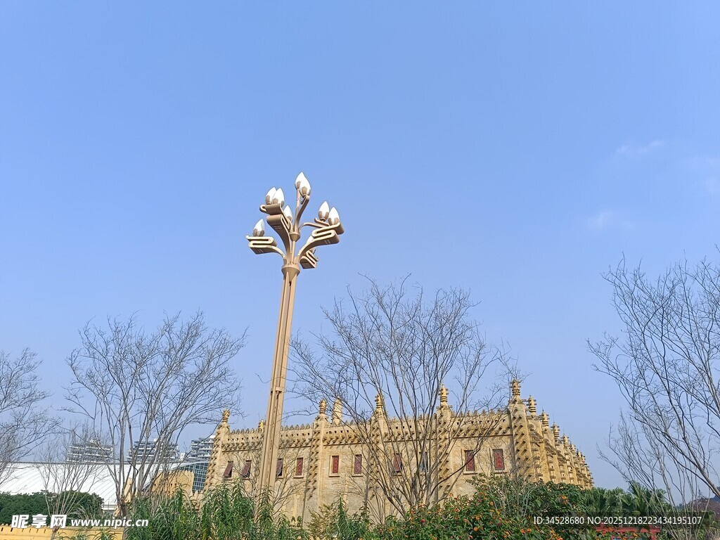 独特雕塑下的欧式建筑景观