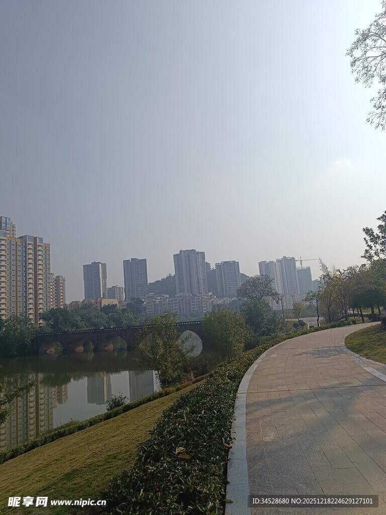 城市河畔步道风景