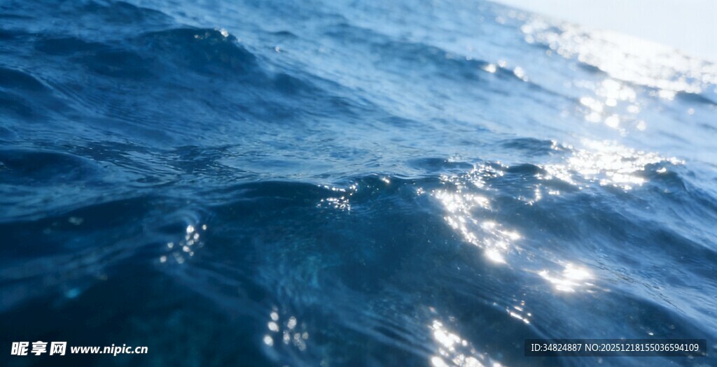 波光粼粼的蓝色海洋