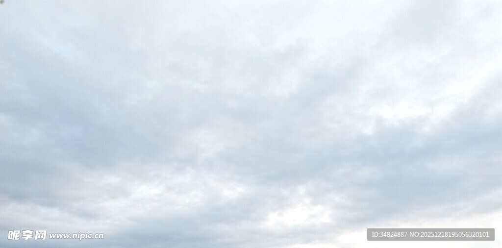 天空中的层叠云朵