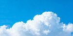 蓝天中的蓬松白云